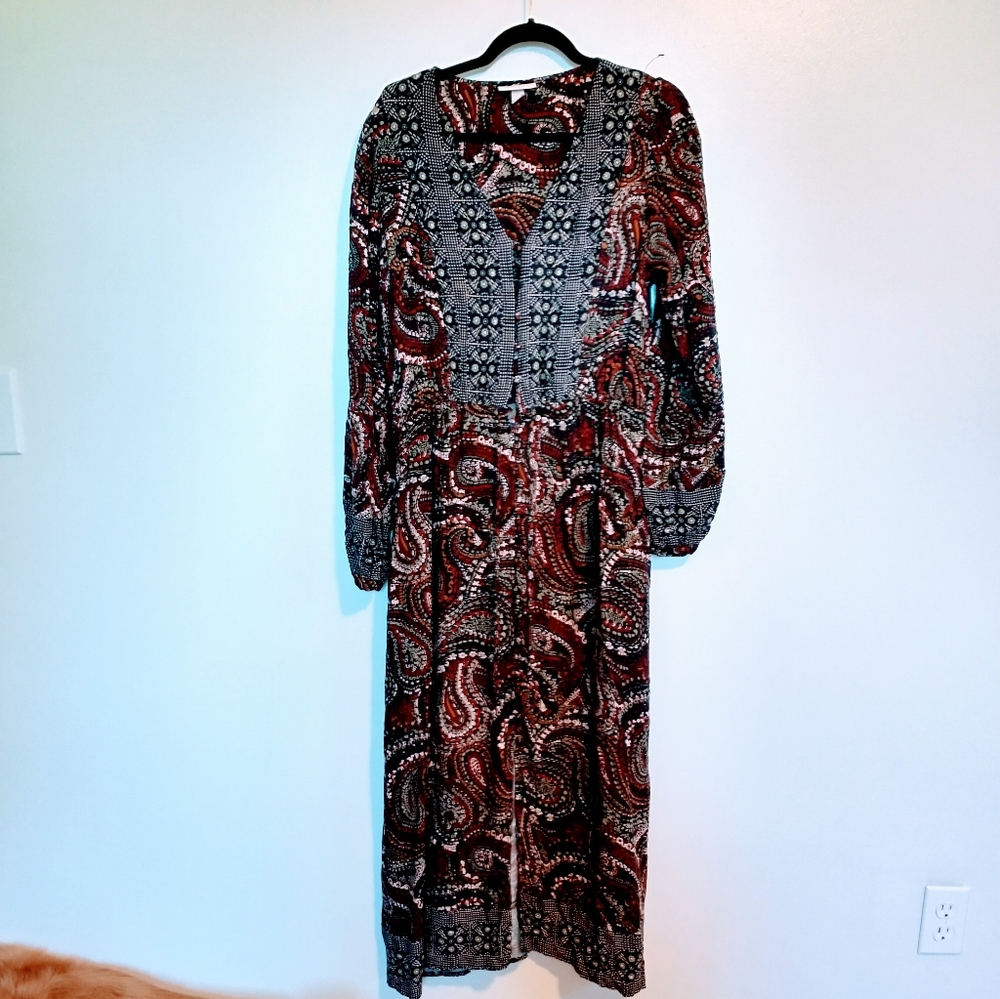 Knox Rose maxi bigi dress with long sleeve.  Paisley print with button front det